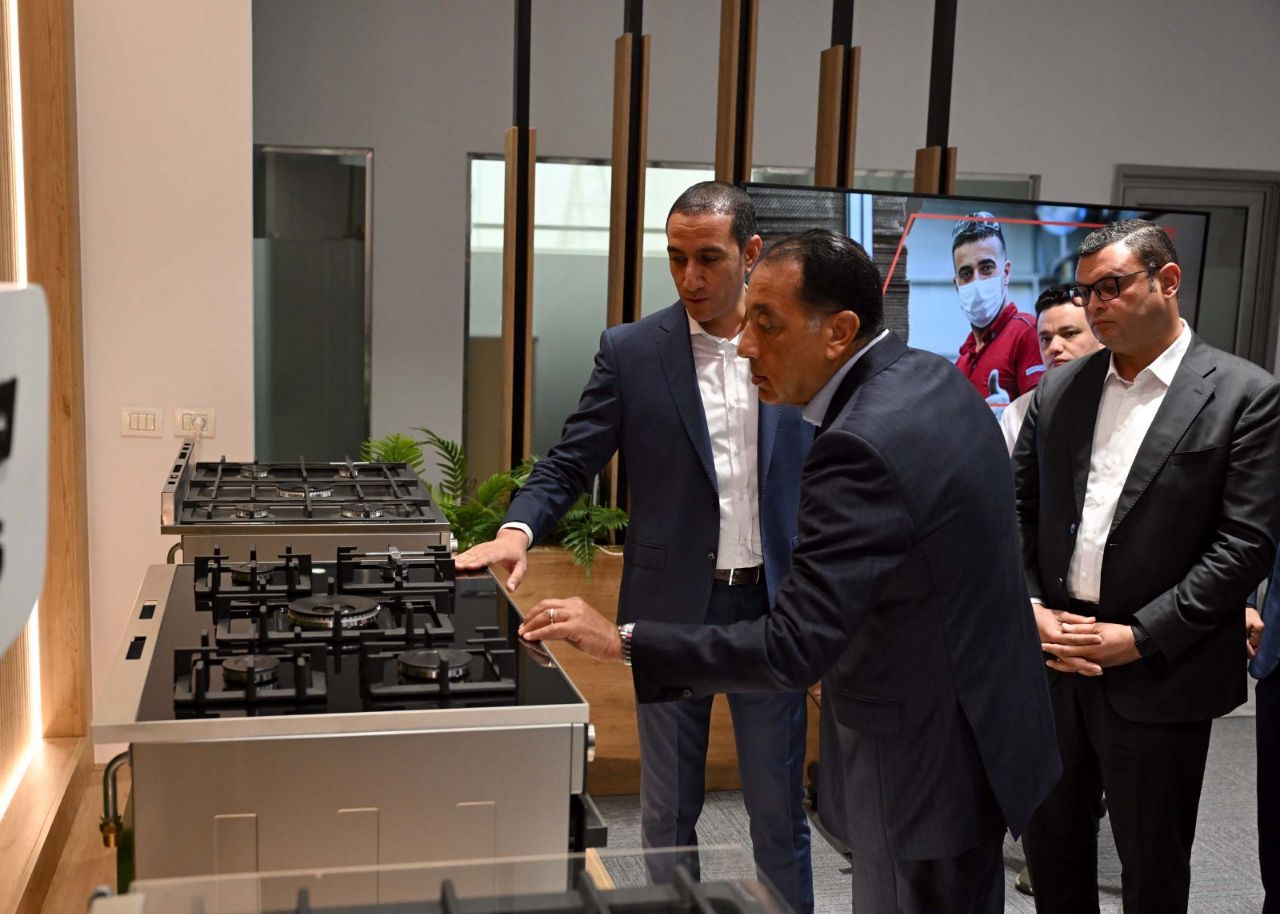 رئيس الوزراء يفتتح مصنعًا للأجهزة المنزلية ومستودعًا ضخمًا لإحدى شركات التجارة الإلكترونية الرائدة في أفريقيا